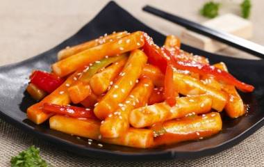 Cách làm Tokbokki bằng bánh tráng và tương ớt đơn giản tại nhà