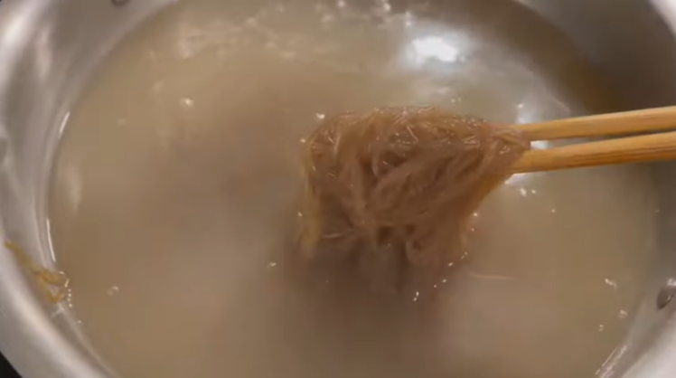 Cách nấu mì lạnh nước Hàn Quốc