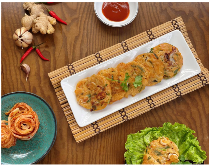 Nặn chúng thành những miếng bánh kim chi hình tròn nhỏ xinh xắn