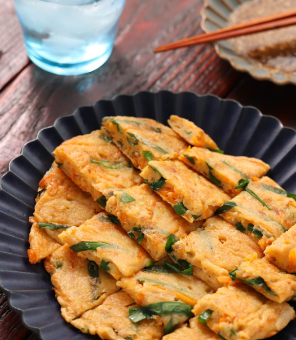 Cắt thành những miếng bánh vuông nhỏ vừa ăn