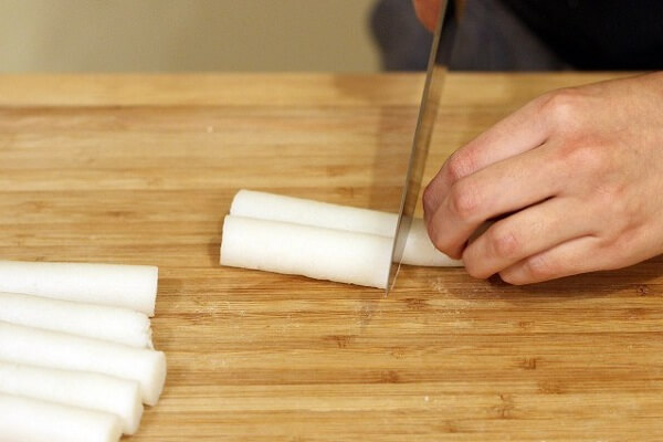 Cách làm Tokbokki bằng bánh tráng và tương ớt đơn giản tại nhà